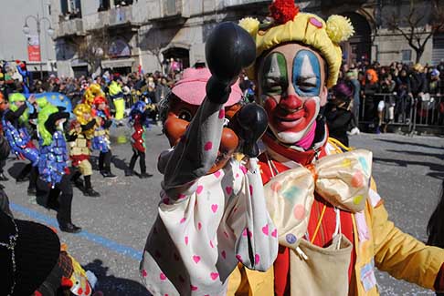 Carri Allegorici di Putignano - Maschere del Carnevale a Putignano per la 621ma edizione width=