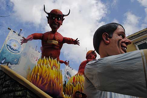 Carri allegorici Putignano 2015 - Carnevale di Putignano 2015 «I sette vizzi capitali»: Mateo Renzi e i sui diavoli di carnevale width=