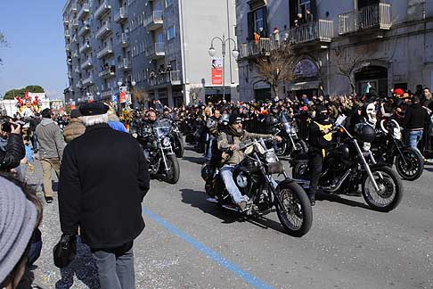 Carri Allegorici di Putignano - Moto raduno Harley Davidson per l´apertura del Carnevale di Putignano 2015 width=