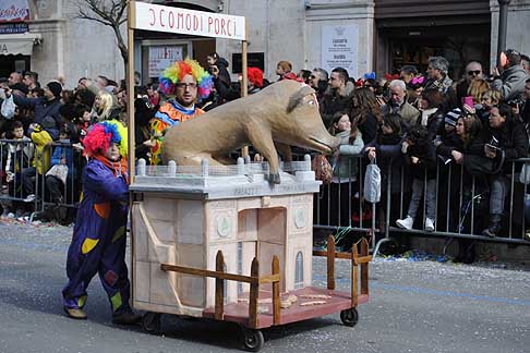 Carri allegorici Putignano 2015 - Carnevale di Putignano 2015 «I sette vizzi capitali» palazzo Madama: I comodi porci width=