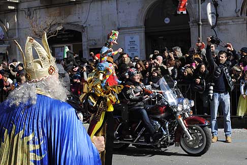Carri allegorici Putignano 2015 - Carnevale di Putignano 2015 «I sette vizzi capitali»: raduno Harley Davidson che aprono il Carnevale width=