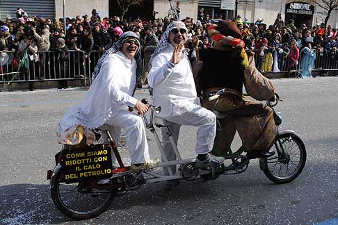 Carri Allegorici di Putignano - Bicicletta tandem Araba - Come siamo ridotti con il calo del petrolio width=