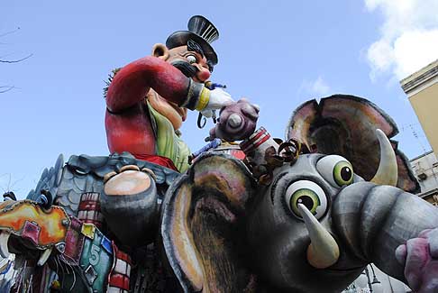 Carri Allegorici di Putignano - The Show Must Go On dedicato all´Ilva di Taranto al Carnevale di Putignano 2015 width=