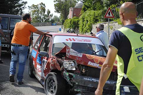 Coppa Selva di Fasano 2015 - Renault 5 GT di Salonna Cosimo, la vettura ne è uscita vistosamente daneggiata e la gara è stato sospesa width=