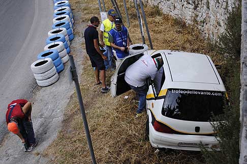Coppa Selva di Fasano 2015 - Incidente Peugeot 106 arrivat a lunga finisce a muro, indenne il pilota Mariella Onofrio alla Coppa Selva di Fasano 2015 width=