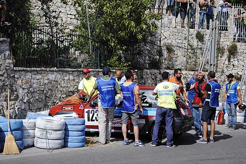 Coppa Selva di Fasano 2015 - Sempre sulla stessa curva è andata ancora peggio per la Renault 5 GT di Salonna Cosimo, che a preso in pieno le barriere di protezione impattando la vettura sul muretto a secco width=