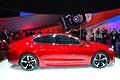 Acura TLX Concept offre cerchi in lega da 20 pollici a cinque razze e gomme 265/35ZR20, livrea Athletic Red Pearl e gruppi ottici anteriori, con tecnologia full-LED..