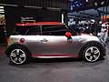 MINI John Cooper Works Concept offre prese d’aria molto ampie sul frontale e uno spoiler posteriore, bandelle sottoporta e grembialatura posteriore e i cerchi in lega leggera da 18 pollici.