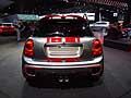 La concept car è dotata di sistema di scarico sportivo con silenziatore John Cooper Works. Anche i due tubi di scappamento cromati sfoggiano l’omonimo logo. 