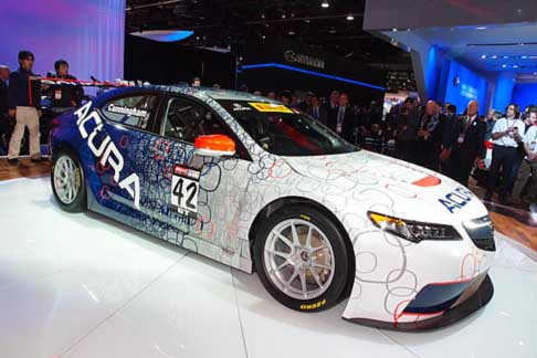 Acura - Acura TLX GT Race Car è stata sviluppata a partire dal modello Acura TLX da HPD, la divisione sportiva di American Honda Motor. width=