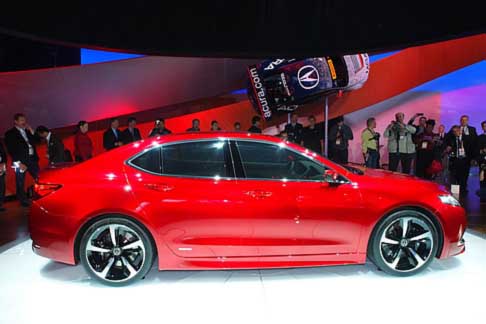 Acura - Acura TLX Concept offre cerchi in lega da 20 pollici a cinque razze e gomme 265/35ZR20, livrea Athletic Red Pearl e gruppi ottici anteriori, con tecnologia full-LED.. width=