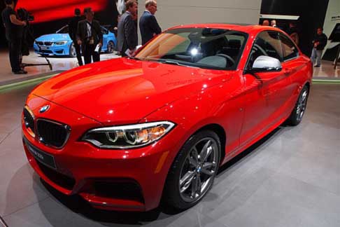 BMW - Bmw M 235i dotata di una speciale grembialatura anteriore e un diffusore posteriore che insieme allo spoiler posteriore sul bagagliaio, assicurano anche una migliore aerodinamica width=