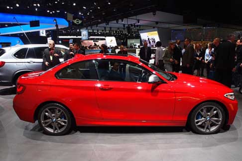 BMW - Bmw M 235i dotato di cerchi in lega leggera e pneumatici misti sviluppati appositamente e i fari allo xeno width=