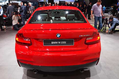 BMW - Bmw M 235i è dotata di motore turbo sei cilindri in linea da 240 kW in grado di erogare una potenza di 326 CV width=