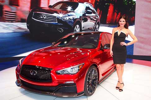 Infiniti - Infiniti Q50 Eau Rouge Concept è dotata di volante sportivo ad alta aderenza e le levette del cambio in stile Formula 1 width=