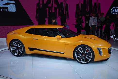 Kia - Sul retro, il corpo si allarga a coprire i pneumatici e l’impianto frenante Brembo con pinze a quattro pistoncini. width=