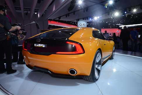 Kia - Traggono direttamente ispirazione dal mondo dello sport e dalle vetture da competizione del passato, le maniglie delle porte interne sostituite da cinghie rosse.  width=