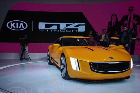 Kia - Il linguaggio stilistico della vettura, una coupè 2+2, è accattivante e si muove in una direzione nuova e audace, ponendo l’uomo e la macchina in armonia sia in pista che sulla strada.  width=