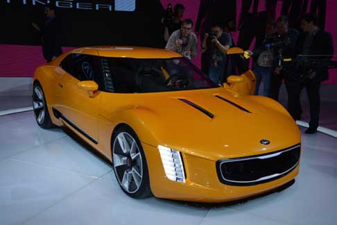 Kia - La potenza viene gestita attraverso un cambio manuale a sei marce a rapporti ravvicinati, trazione posteriore e pneumatici ad alte prestazioni Pirelli P Zero, montati su cerchi da 20 pollici.  width=