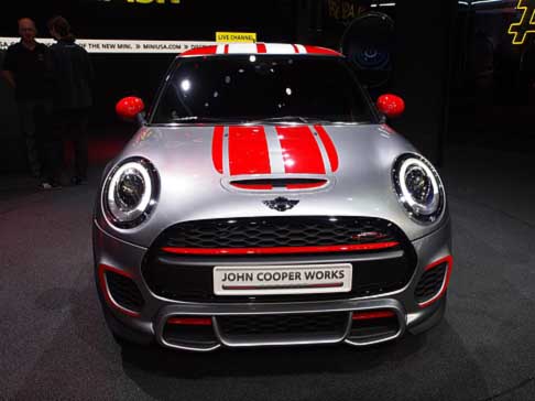 Mini - A recitare il ruolo di debuttante assoluta, in veste di premiere mondiale, troviamo la nuovissima MINI John Cooper Works Concept, versione da pista dedicata alla clientela alla ricerca di una guida stile racing. width=