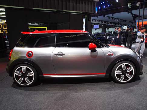 Mini - MINI John Cooper Works Concept offre prese d’aria molto ampie sul frontale e uno spoiler posteriore, bandelle sottoporta e grembialatura posteriore e i cerchi in lega leggera da 18 pollici. width=