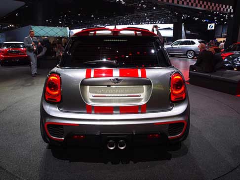 Mini - La concept car è dotata di sistema di scarico sportivo con silenziatore John Cooper Works. Anche i due tubi di scappamento cromati sfoggiano l’omonimo logo. width=