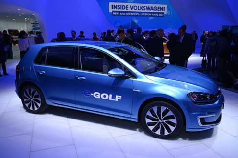 Volkswagen - Offerta solo nella versione cinque porte, Volkswagen e-Golf è immediatamente riconoscibile per le ruote in lega di alluminio e per i fari a LED. width=