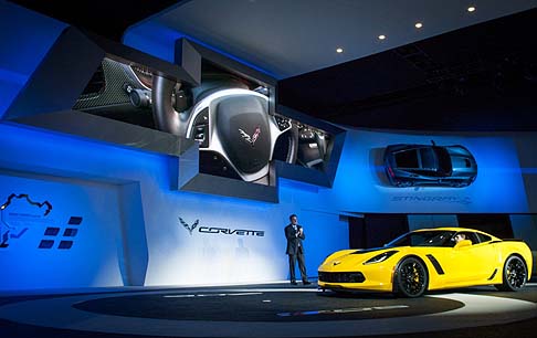 Chevrolet - Chevrolet Corvette Z06 2015 è la prima vettura sportiva in grado di offrire un motore sovralimentato, una trasmissione automatica e, grazie ad un telaio in alluminio rinforzato, un pannello tetto removibile. width=