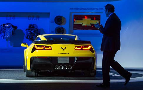 Chevrolet - All'interno, la Corvette Z06 si distingue dalla Corvette Stingray per le combinazioni di colori uniche che sottolineano la cabina di guida incentrata sul guidatore. width=