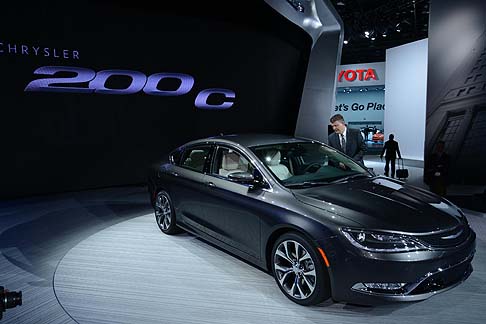 Chrysler - Nata nel segno della nuova alleanza strategica siglata tra i brand Fiat e Chrysler, la nuova Chrysler 200, regina dello stand di Detroit, rappresenta la nuova generazione della nota berlina premium a stelle e strisce. width=