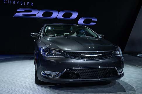 Chrysler - La piattaforma utilizzata per la nuova 200 è la nota C-Wide derivata dalla Alfa Romeo Giulietta che garantisce un handling sportivo e dinamico.  width=
