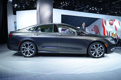 Chrysler - Superfici pulite ed espressive definiscono il nuovo appeal della Chrysler 200, interprete di un design senza tempo basato su una eleganza semplice e non ostentata. width=