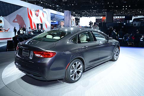 Chrysler -  La grande berlina, con la sua presenza muscolare, incarna un’immagine di forza che i passeggeri potranno toccare e sentire.  width=