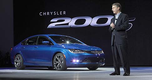 Chrysler - Il design sobrio mette in mostra linee sensuali e superfici fluide, che evidenziano l'aspetto da coupé. Per la prima volta, la griglia e i fari sono integrati. width=