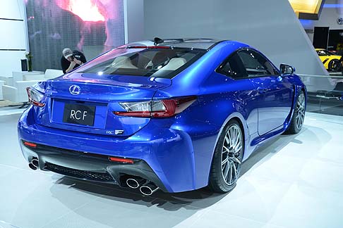 Lexus - Lexus RC F coupé con motore ha 8 cilindri a V e eroga 450 CV con cambio ha 8 marce e aerodinamica attiva width=