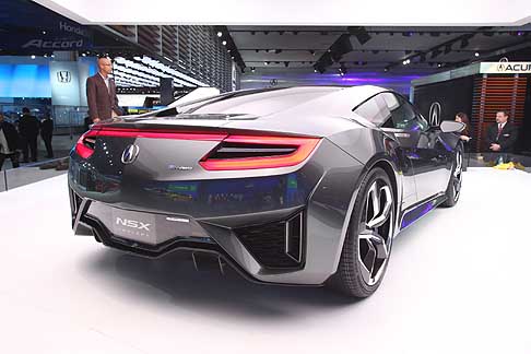 Acura - L’ultima evoluzione della NSX svela l’indirizzo del design degli interni, caratterizzati da un’ottima visibilità, una posizione di guida robusta accompagnata da una intuitiva interfaccia Simple Sports. width=