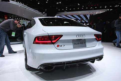 Audi - Nella parte posteriore, dove si segnala uno spoiler che fuoriesce elettricamente, risaltano il diffusore e i due grandi terminali di scarico ovali. width=