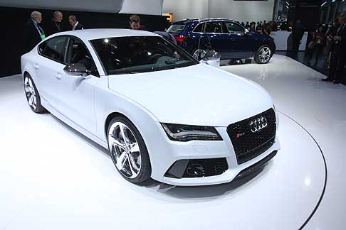 Audi - Audi RS 7 Sportback è equipaggiata con cerchi in lega fucinati con lucidatura a specchio da 20 pollici a sette razze doppie. A richiesta sono disponibili anche i cerchi in lega da 21 pollici in tre diverse versioni. width=