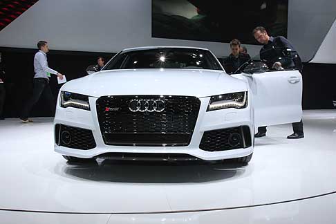 Audi - Audi amplia la gamma dei modelli RS con il debutto della RS 7 Sportback, dove dinamismo ed estetica si fondono per dare vita ad una vettura dal look intrigante.  width=