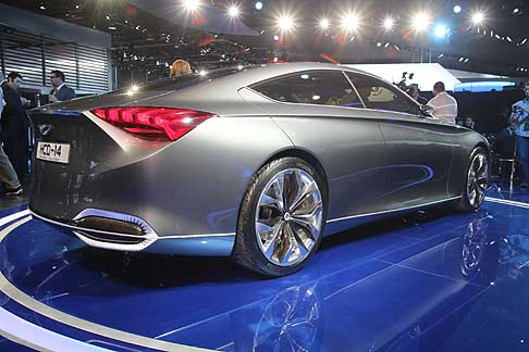 Hyundai - Gli ingegneri Hyundai hanno sviluppato, inoltre, una nuova interfaccia che si richiama agli aerei da caccia, abbinata al parabrezza con tecnologia Heads-Up Display (HUD). width=