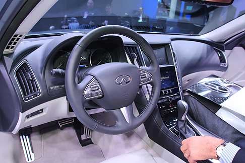Infiniti - A bordo il cruscotto è stato pensato per le esigenze del conducente ed è dotato di una serie di equipaggiamenti studiati per garantire massima praticità e un comfort di livello superiore. width=