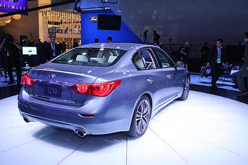 Infiniti - Tutti i modelli adottano una trasmissione automatica a 7 velocità con comandi al volante in magnesio solido.  width=