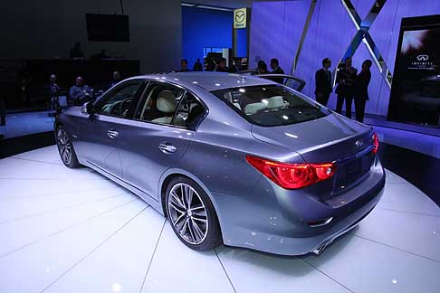 Infiniti - La vettura offre a scelta un sofisticato propulsore V6 da 3,7 litri dalla potenza di 328 CV o la nuova versione Q50 Hybrid. width=