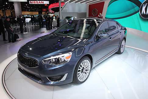 Kia - In dettaglio Kia Cadenza sfoggia un nuovo frontale con una griglia rinnovata. Presenti anche fari posteriori modificati, un nuovo paraurti. Novità anche a bordo dove spiccano i rivestimenti in pelle e radica con finiture cromate e illuminazione ambient. width=
