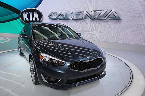 Kia - Dedicata al mercato a stelle e strisce la lussuosa berlina Kia Cadenza sceglie il parterre di Detroit per la presentazione ufficiale, prima del lancio commerciale previsto per la fine del 2013. width=