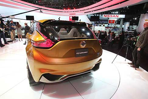 Nissan - La brillante tinta arancio della carrozzeria trasmette calore ed energia. Spiccano in contrasto la griglia dalla tinta acrilica con accenti cromati satinati e i cerchi in lega di alluminio da 22 pollici. width=