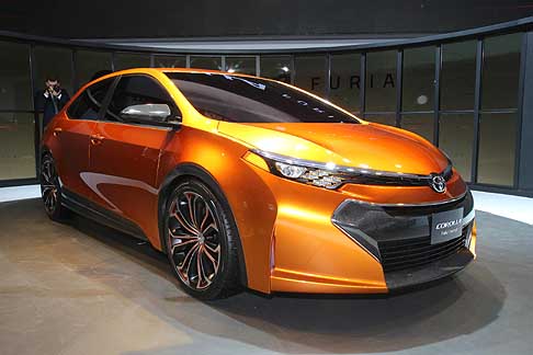 Toyota - Non passano inosservati la griglia nera che domina il frontale insieme ai fari a LED, lo spoiler inferiore in fibra di carbonio, e i gruppi ottici posteriori in composito sempre a LED. width=