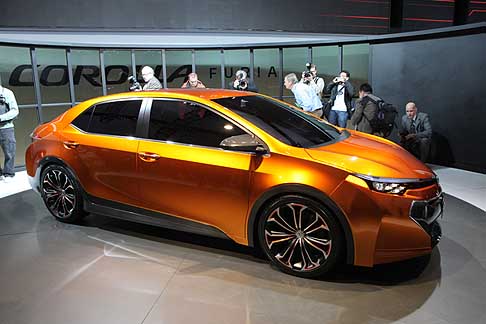 Toyota - Secondo Toyota, l’orientamento stilistico Iconic Dynamism, punta su un design più audace rispetto alla vettura attualmente disponibile sul mercato, mirando ad attrarre nella sua orbita una clientela più giovane e dinamica. width=