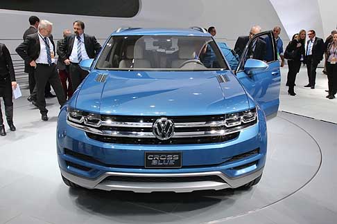 Volkswagen - Il veicolo, dotato di sei sedili singoli, unisce l’imponenza di un SUV alla spaziosità di una monovolume. width=