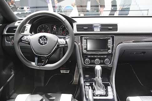 Volkswagen - La CrossBlue può essere guidata in diverse modalità . La partenza avviene nella modalità ibrida e quando è possibile interviene il motore elettrico. width=